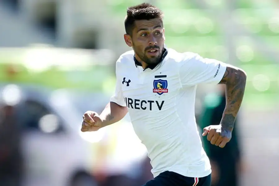 Ramón Fernández vistiendo la camiseta de Colo-Colo en la temporada 2017.