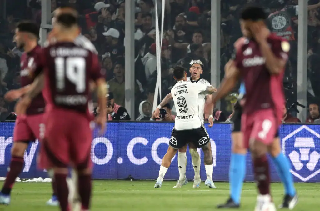Carlos Palacios celebrando su gol frente a River Plate.