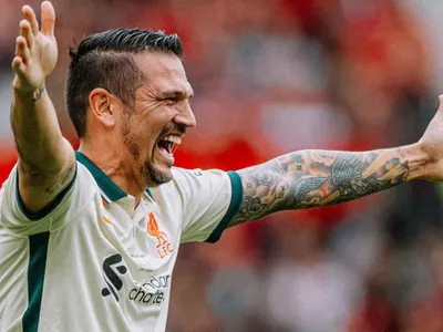 [VIDEO] ¿Y en Colo-Colo? Mark González anotó dos golazos en el triunfo del Liverpool por el duelo de leyendas