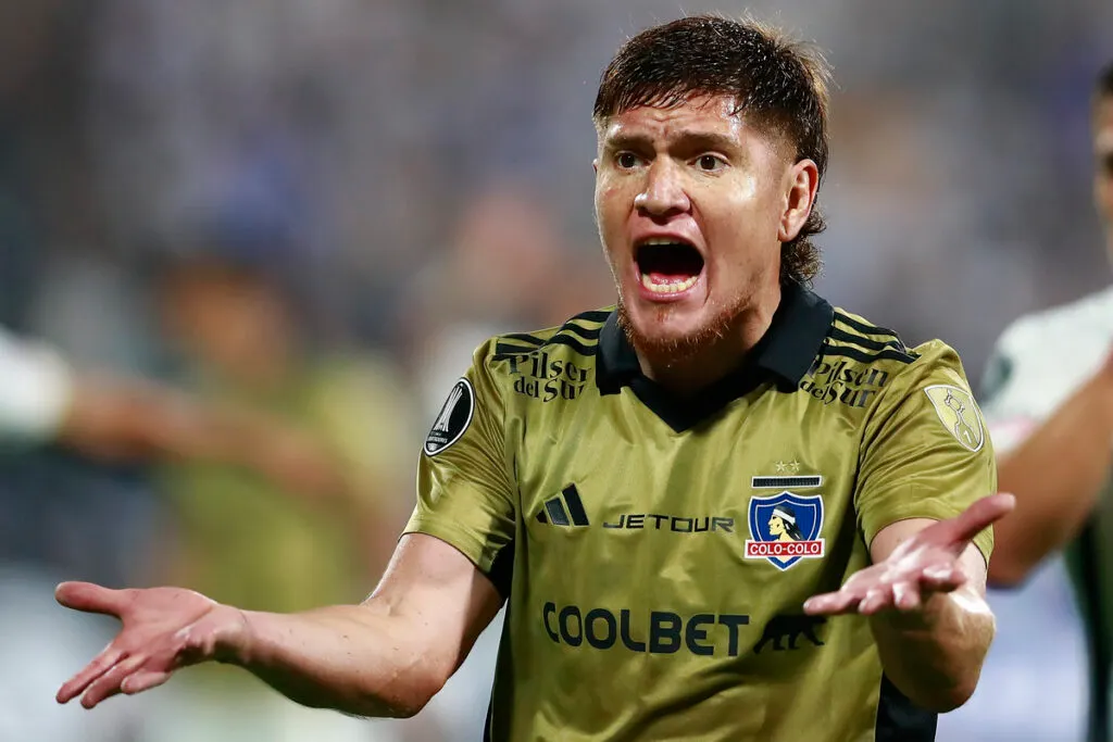 Primer plano de Leonardo Gil con los brazos en el aire.