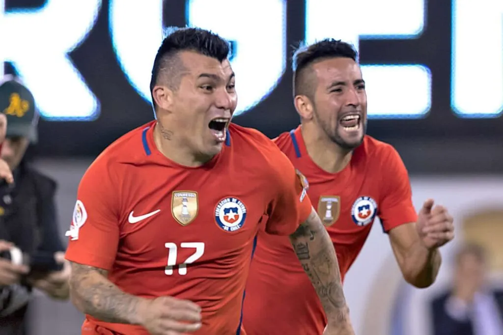 Mauricio Isla y Gary Medel con la Selección Chilena