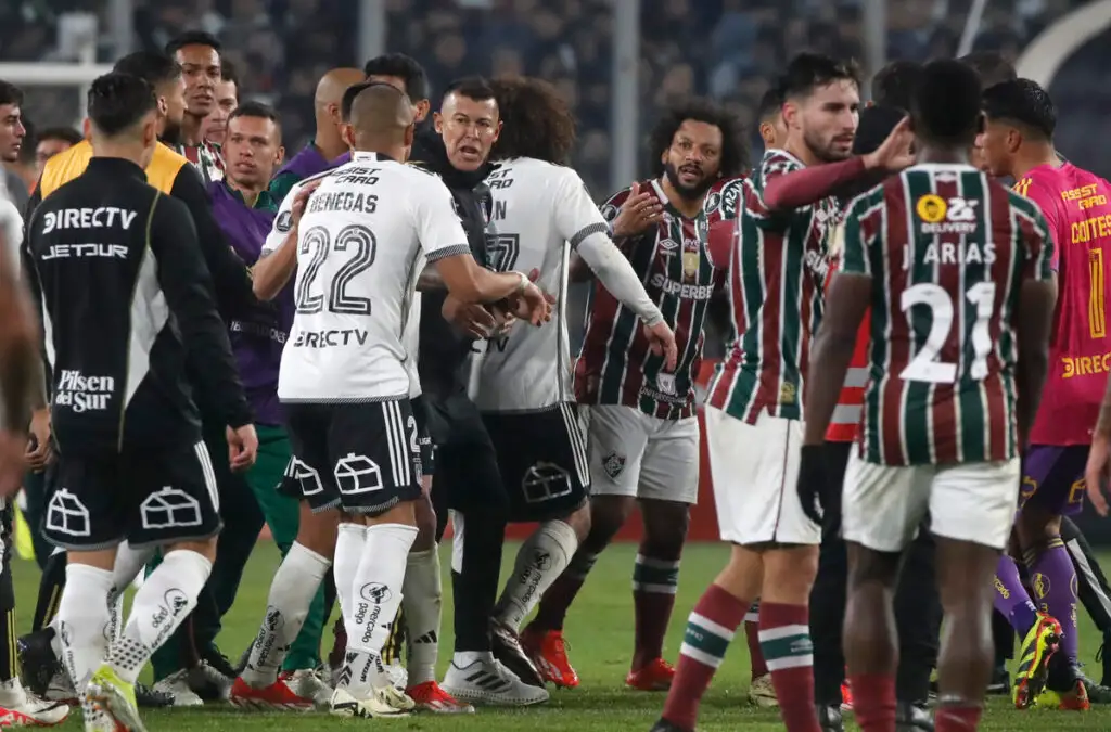 El cruce protagonizado por Leandro Benegas al finalizar el partido de Colo-Colo vs Fluminense.