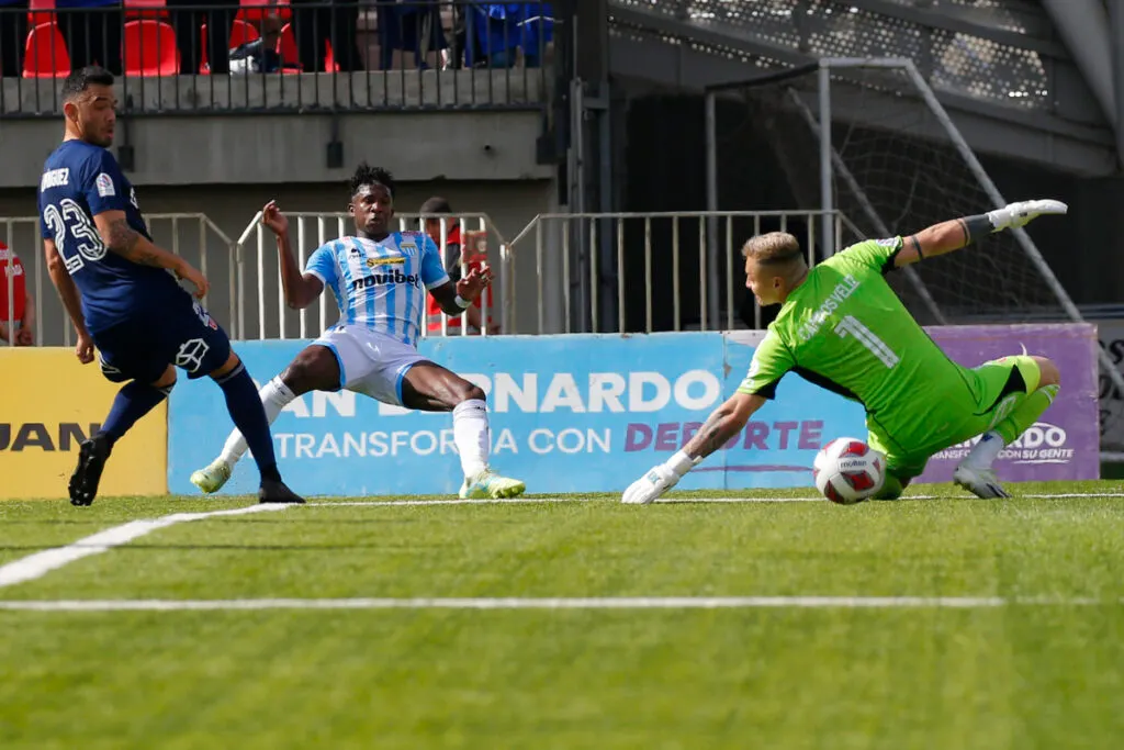 Yorman Zapata anotando el 1-0 de Magallanes frente a la Universidad de Chile