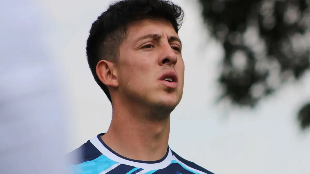 Primer plano a Pablo Parra en medio de un entrenamiento con la camiseta del Club Puebla de México.