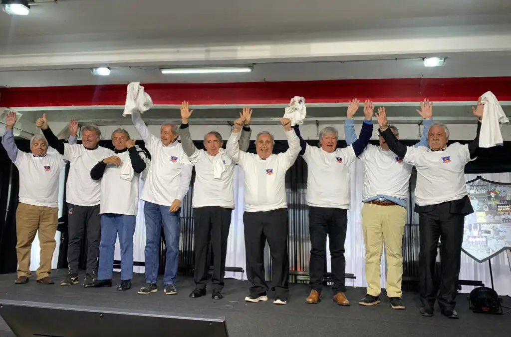 El plantel de Colo-Colo 1973 homenajeado en el Estadio Monumental.