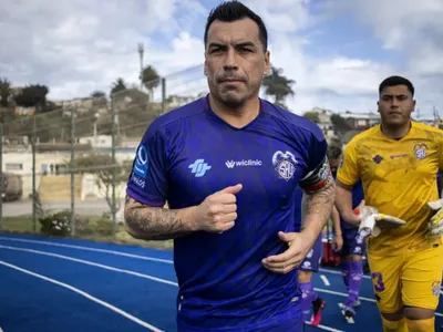 No se olvida de Colo-Colo: El distintivo que presentó Esteban Paredes en San Antonio Unido que recuerda su paso por Pedrero
