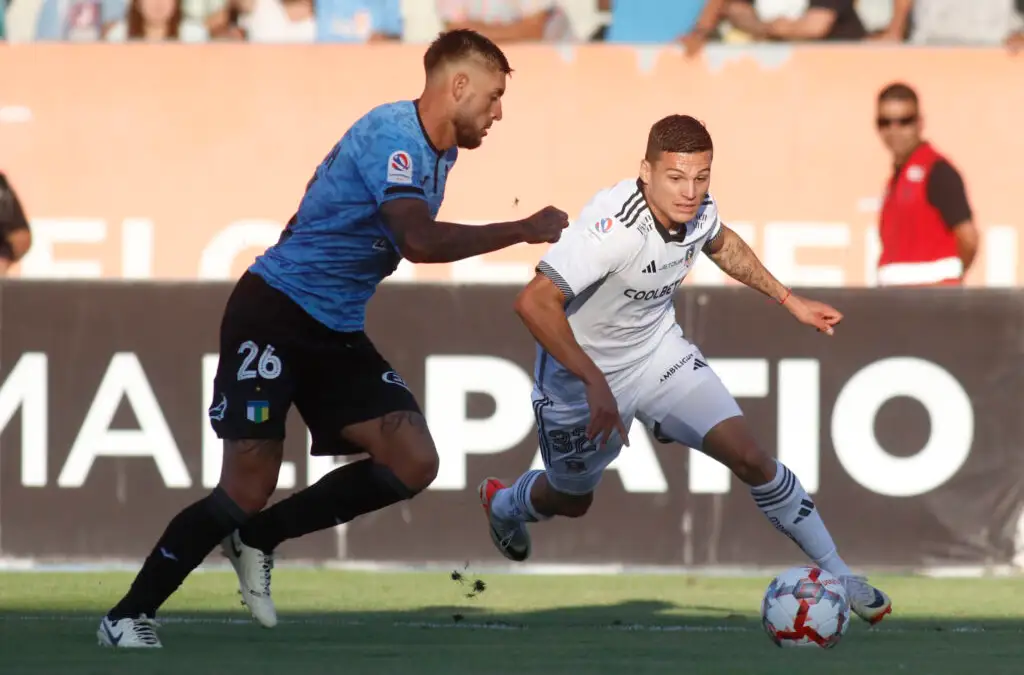 Futbol, O’higgins vs Colo ColoFecha 2 Campeonato Nacional 2024.El jugador de O’Higgins Leonel Mosevich, izquierda centro derecha, disputa el balon contra Lucas Cepeda de Colo Colo durante el partido de primera division disputado en el estadio El Teniente en Rancagua, Chile.25/2/2024Jorge Loyola/Photosport Football, O’higgins vs Colo Colo2nd turn, 2024 National ChampionshipO’Higgins player Leonel Mosevich, left center right, vies the ball against Lucas Cepeda of Colo Colo during the first division match at the El Teniente stadium in Rancagua, Chile.25/2/2024Jorge Loyola/Photosport