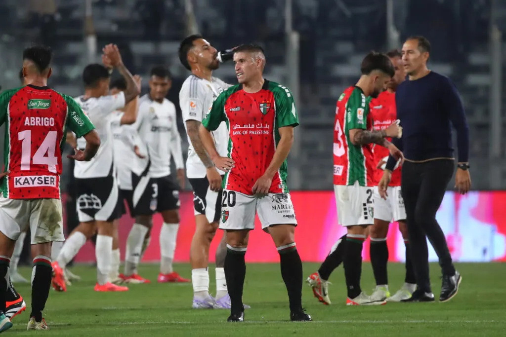 Jugadores de Colo-Colo y Palestino tras el término de su partido.