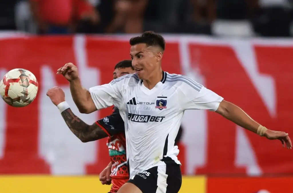 El defensor ha ingresado como mediocampista en sus últimas apariciones. Foto: Felipe Zanca/Photosport.