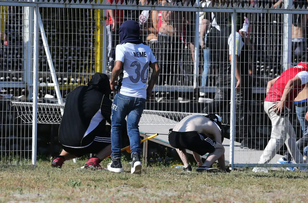 Hinchas ingresaron a la cancha en el Estadio Municipal de La Cisterna.
