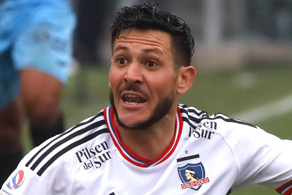 Ramiro González reclamando con la camiseta de Colo-Colo.
