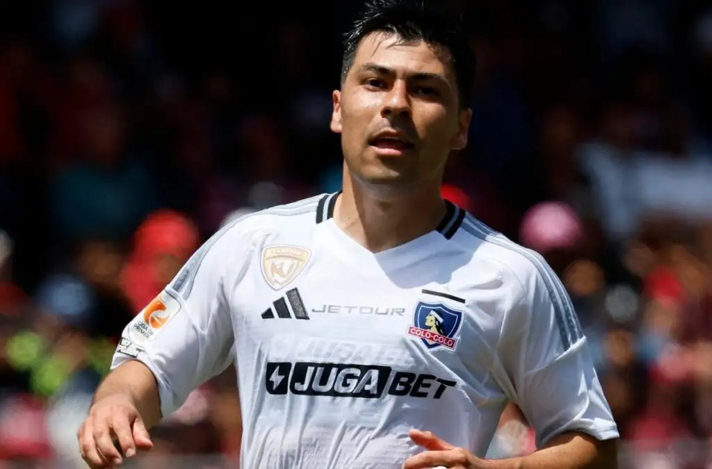 Tomás Alarcón quedó fuera de la convocatoria final de Colo-Colo frente a Atlético Bucaramanga..