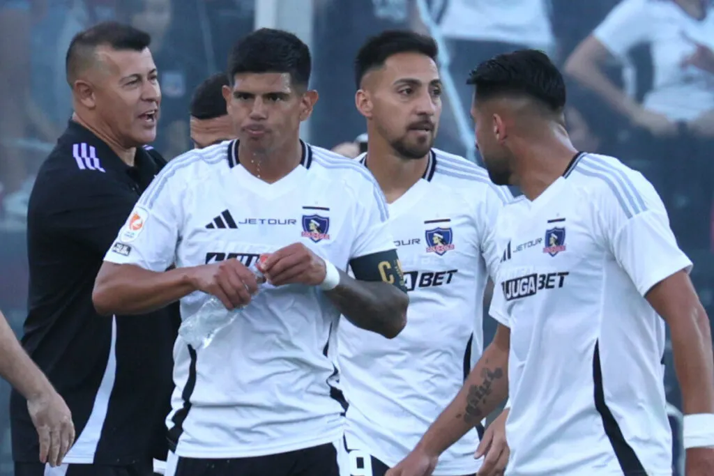 Jorge Almirón entregando instrucciones a jugadores de Colo-Colo.