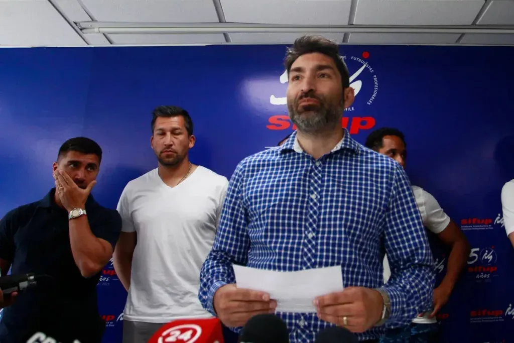 Gamadiel García entregando un comunicado del SIFUP