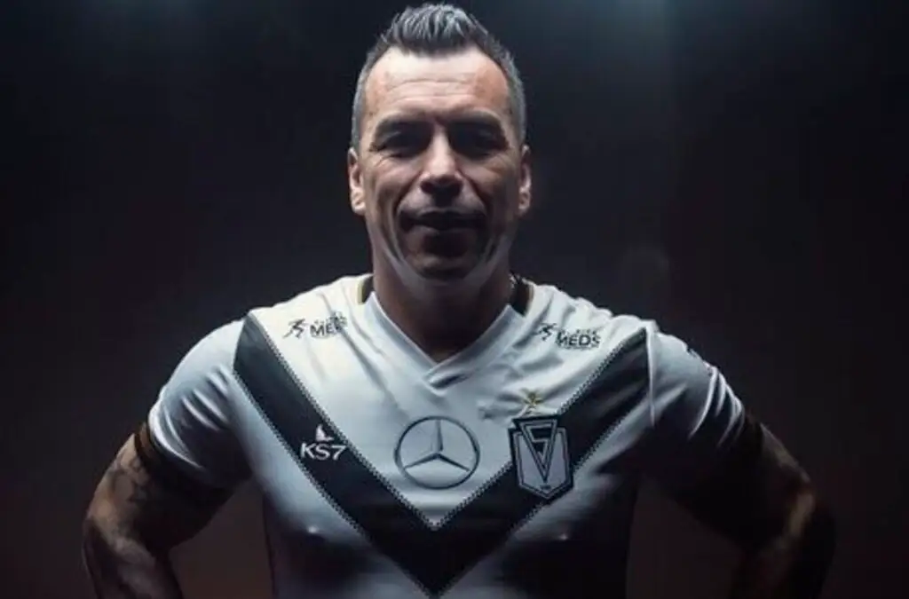 Esteban Paredes volvió al fútbol profesional.
