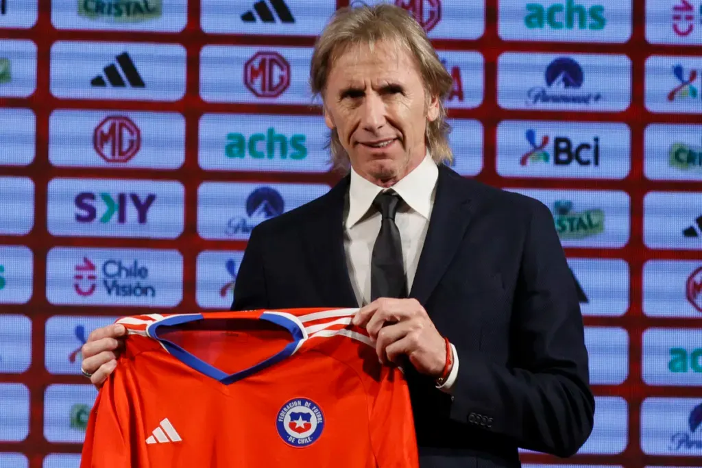 Ricardo Gareca sostiene la camiseta de La Roja en su presentación como nuevo entrenador de la Selección Chilena.