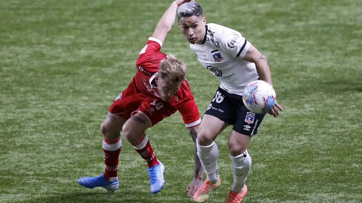 Futbol, Union La Calera vs Colo Colo. Undecima fecha, campeonato Nacional 2020. El jugador de Colo Colo Oscar Opazo, derecha, disputa el balon con Thomas Rodriguez de Union La Calera durante el partido de primera division realizado en el estadio Nicolas Chahuan de Calera, Chile. 12/09/2020 Raul Zamora/Photosport Football, Union La Calera vs Colo Colo. 11th date, 2020 National Championship. Colo Colo’s player Oscar Opazo, right, battles for the ball against Thomas Rodriguez of Union La Calera during the first division match held at the Nicolas Chahuan stadium in La Calera, Chile. 12/09/2020 Raul Zamora/Photosport
