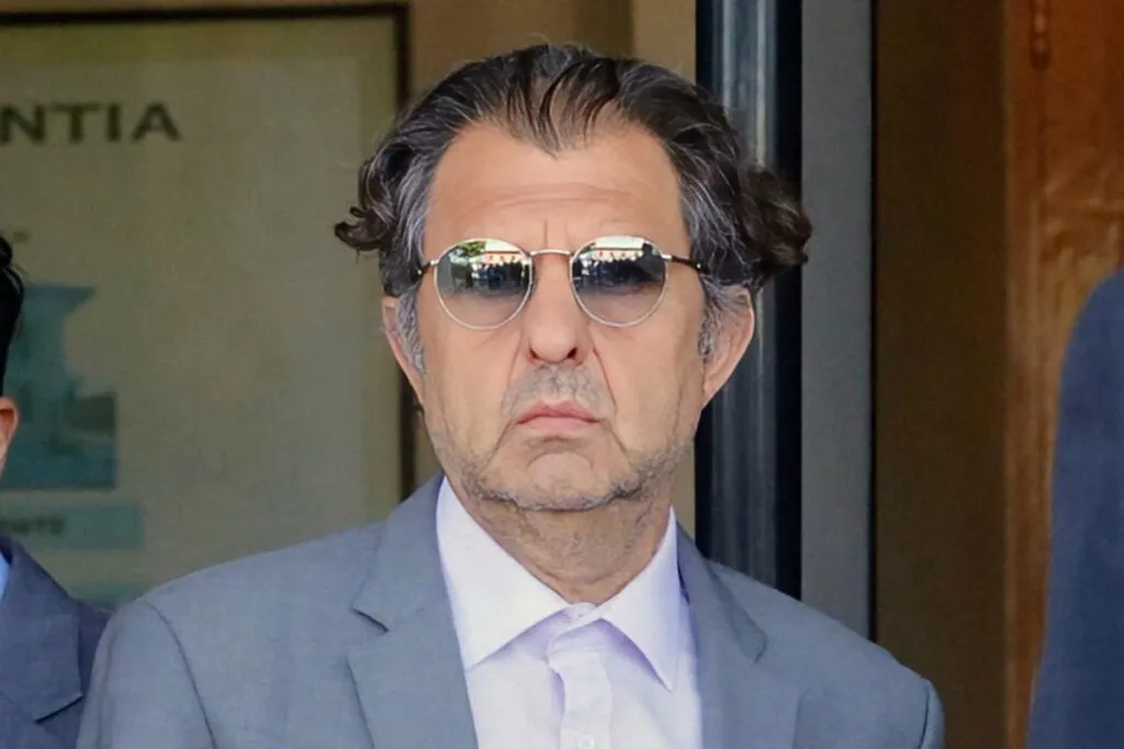 Primer plano al rostro de Aníbal Mosa con lentes de sol.