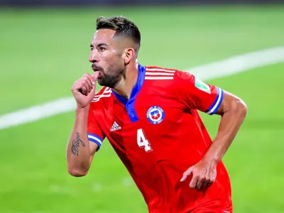 Sale humo blanco: Informan que Colo-Colo llegó a un acuerdo con Independiente por Mauricio Isla