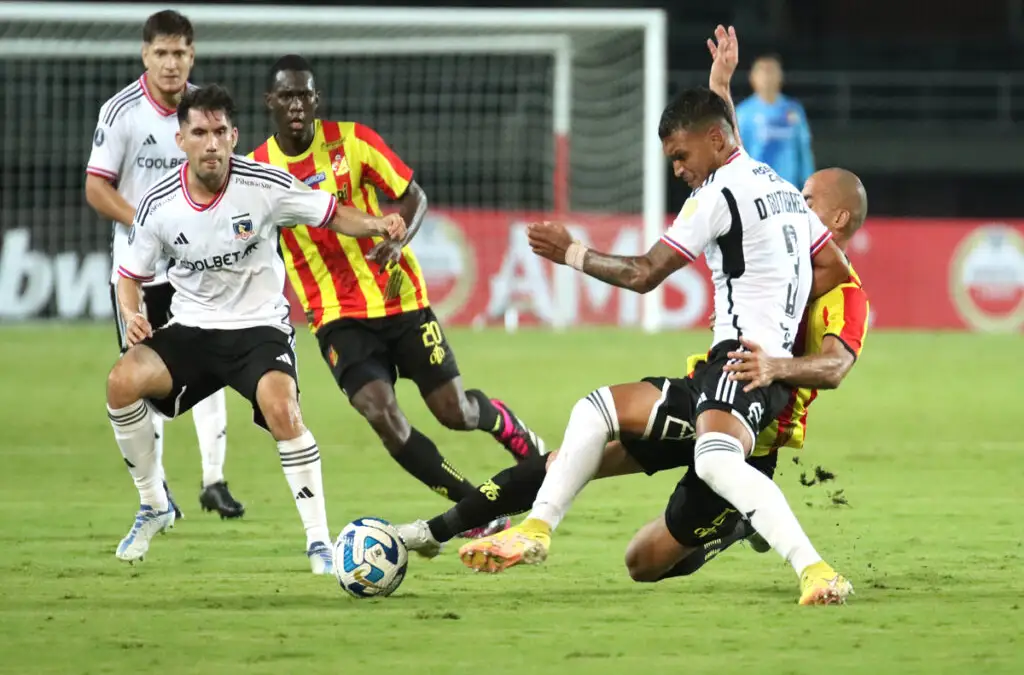 El partido entre Colo-Colo y Monagas se retrasó por la programación televisiva.