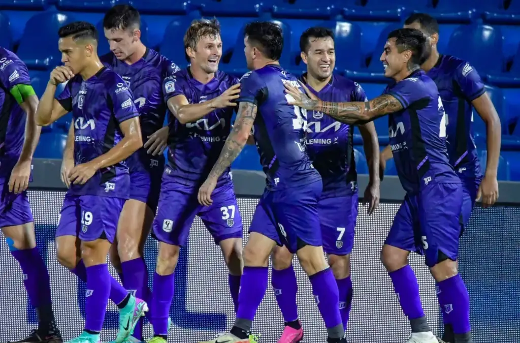 Darío Lezcano (a la derecha) no ha podido anotar goles en Tacuary.