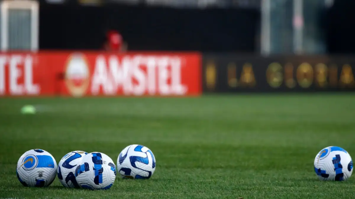 Balones de fútbol profesional sobre la cancha del Estadio Monumental.