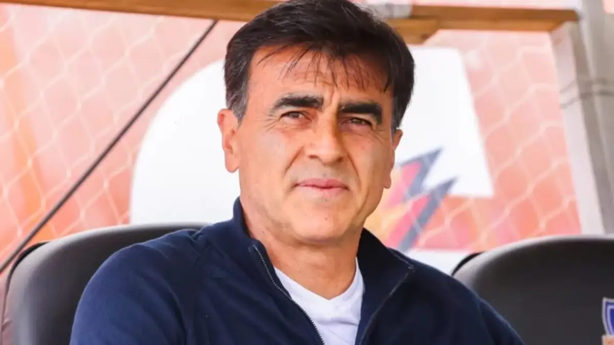 Gustavo Quinteros en la banca de Colo-Colo.