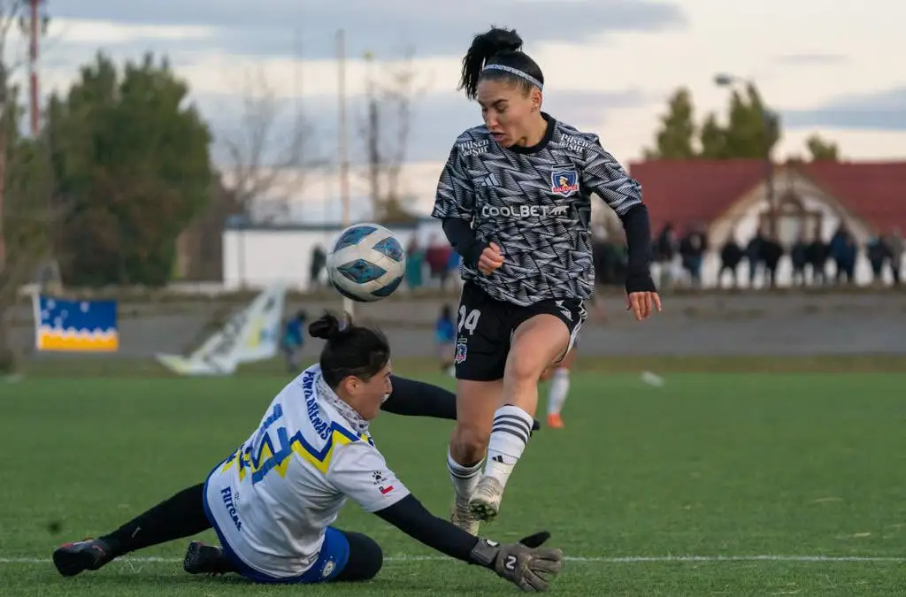 Javiera Grez anotó un golazo en el partido ante la selección de Punta Arenas.