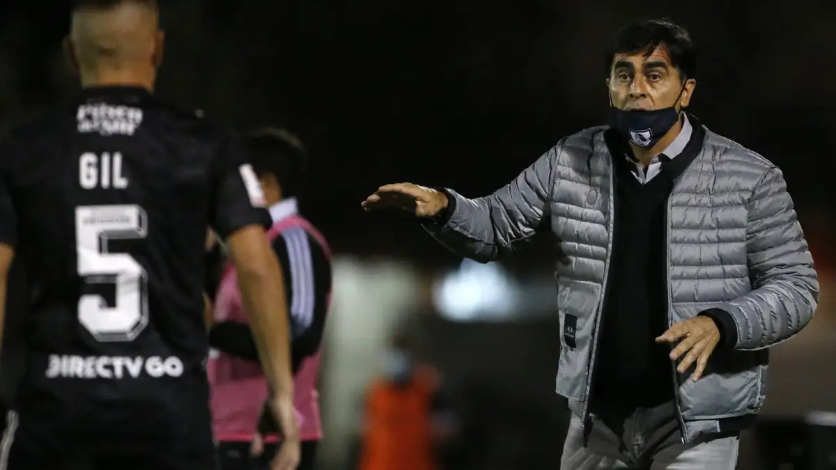 Futbol, Cobresal vs Colo Colo. Fecha 2, campeonato Nacional 2021. El entrenador de Colo Colo Gustavo Quinteros es fotografiado durante el partido de primera division contra Cobresal disputado en el estadio El Cobre de El Salvador, Chile. 03/04/2021 Andres Pina/Photosport Football, Cobresal vs Colo Colo. Second date, 2021 National Championship. Colo Colo’s coach Gustavo Quinteros is pictured during the first division match against Cobresal held at the El Cobre stadium in El Salvador, Chile. 03/04/2021 Andres Pina/Photosport