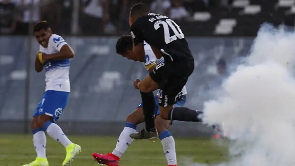 Colo-Colo recibió multa por incidentes en duelo frente a la UC en 2020.