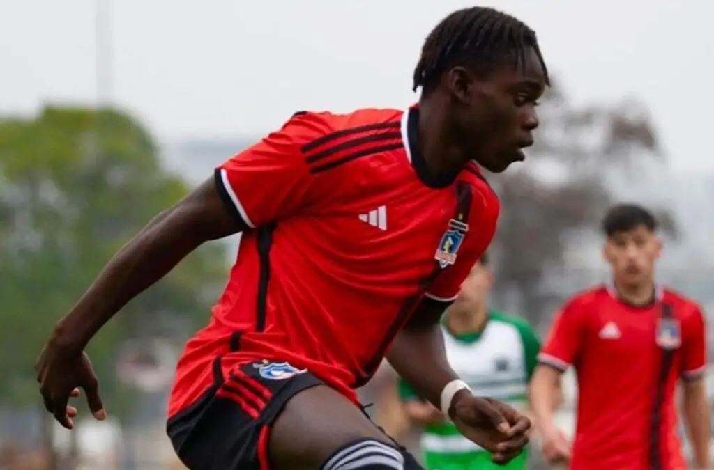 Manley Clerveaux jugando por la categoría Sub 17 de Colo-Colo.