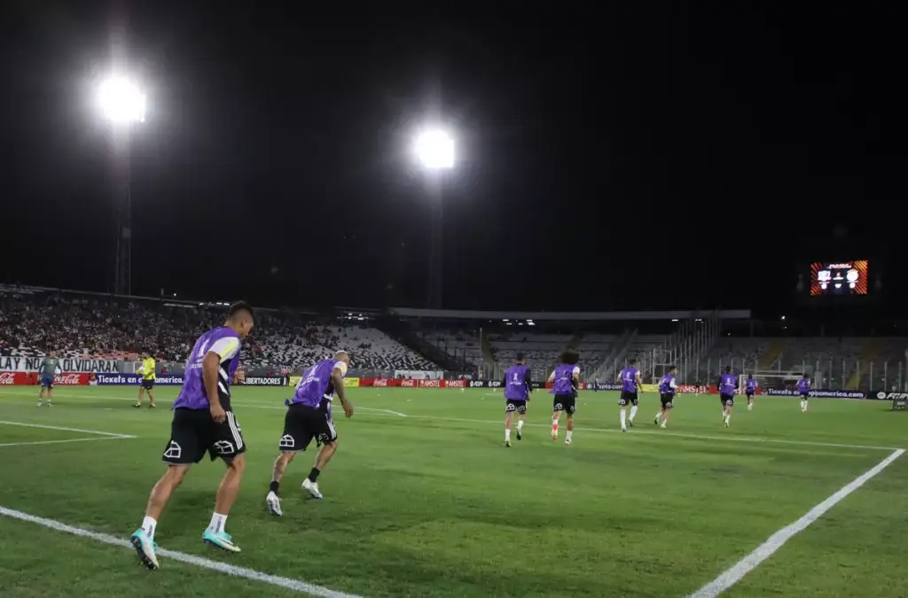 La cancha del Estadio Monumental está en el ojo de la Conmebol.