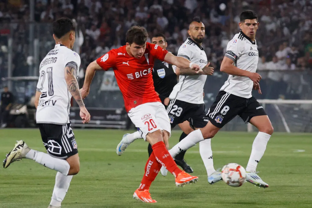 Futbol, Colo Colo vs Universidad Catolica.
Fecha 24, Campeonato Nacional 2024.
El jugador de Universidad Catolica Gonzalo Tapia centro, disputa el balon contra el jugador de Colo Colo Arturo Vidal durante el partido de primera division disputado en el estadio Monumental en Santiago, Chile.
03/10/2024
Dragomir Yankovic/Photosport

Football, Colo Colo vs Universidad Catolica.
24th turn, 2024 National Championship.
Universidad Catolica's player Gonzalo Tapia, center, vies the ball against Colo Colo Arturo Vidal during the first division match held at the Monumental stadium in Santiago, Chile.
03/10/2024
Dragomir Yankovic/Photosport