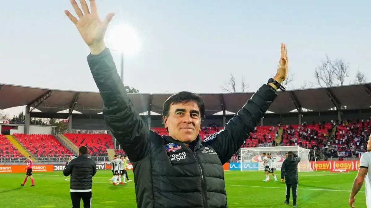 Gustavo Quinteros celebrando la obtención de la Copa Chile 2021.