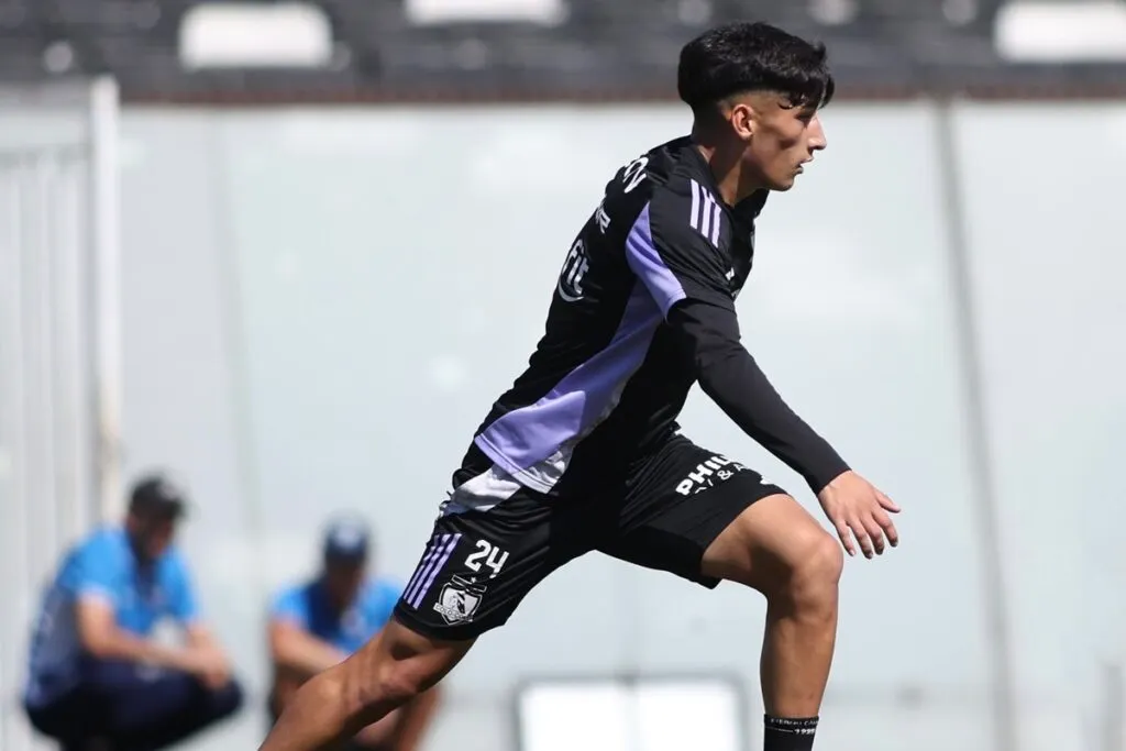 Francisco Marchant entrenando con el primer equipo de Colo-Colo.