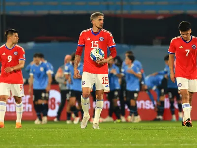 «¿Cómo puede jugar en la Selección?»: Hinchas de La Roja destrozan a jugador nacional por su actuación ante Uruguay