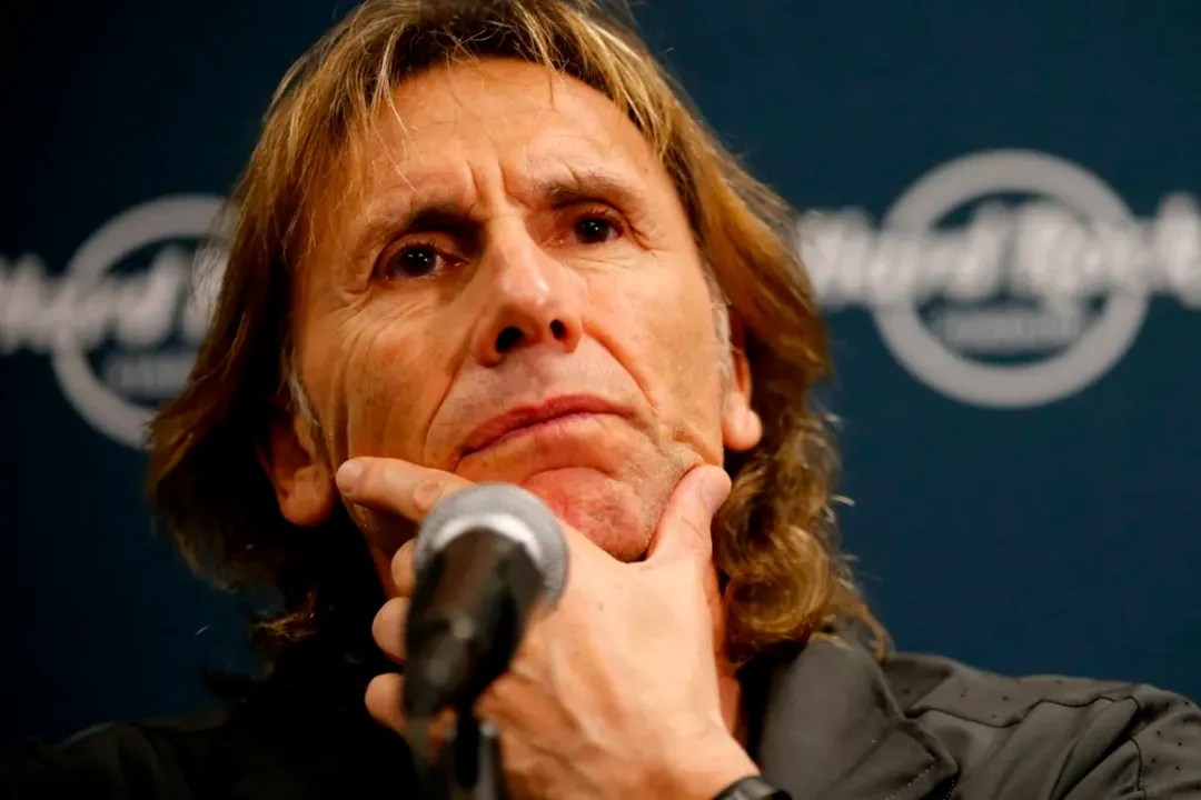 Ricardo Gareca con una mano en el mentón y su mirada bastante pensativa en plena conferencia de prensa.