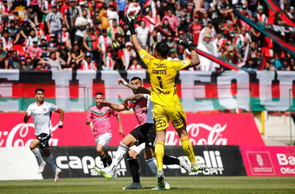 Brayan Cortés fue expulsado por tocar el balón con la mano fuera del área.