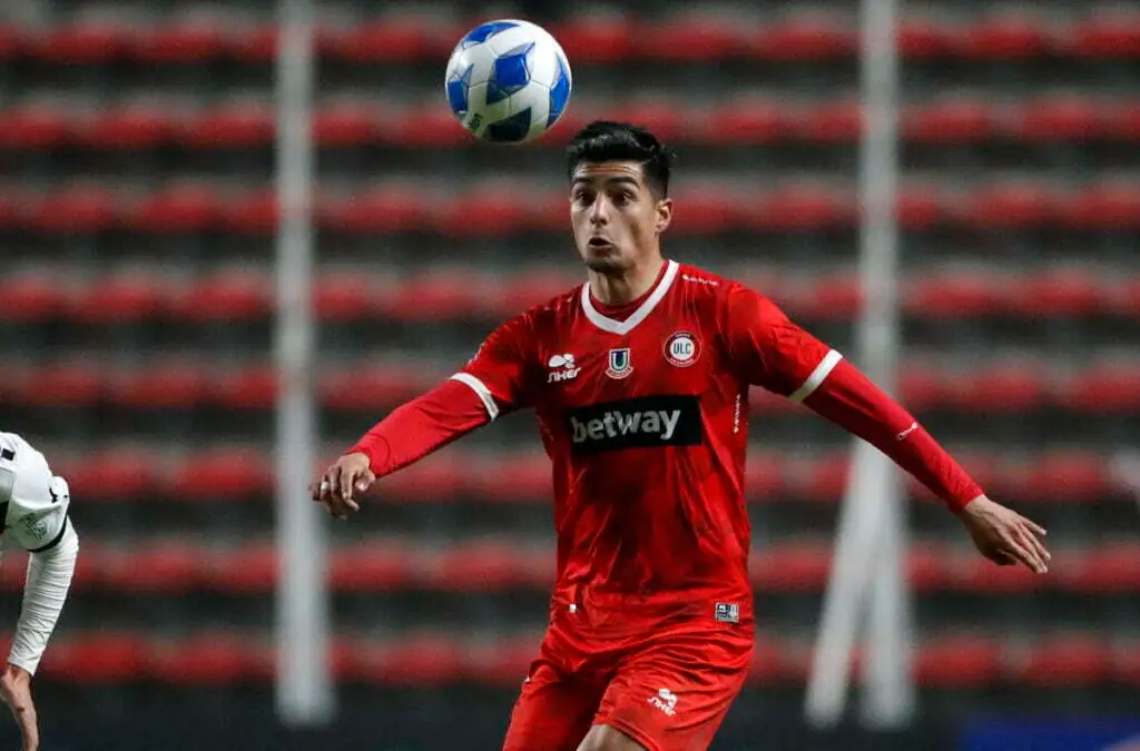 Williams Alarcón podría seguir su carrera en Huracán.