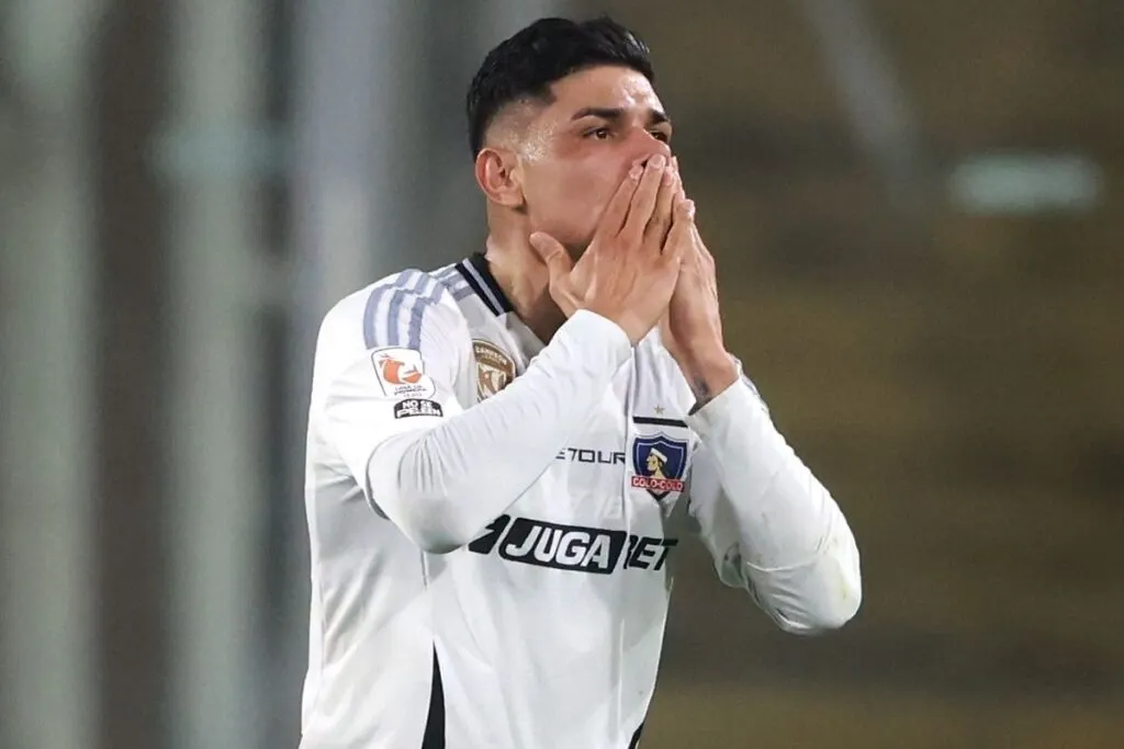 Claudio Aquino celebrando un gol con la camiseta de Colo-Colo.