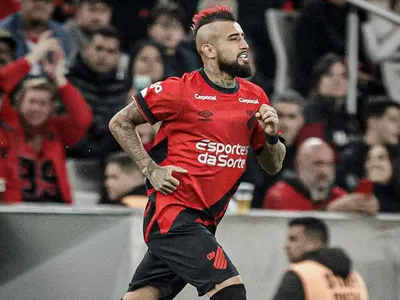 Sigue la polémica: La burla de Arturo Vidal a hinchas de la U que lo criticaron por referirse en duros términos a Jorge Sampaoli