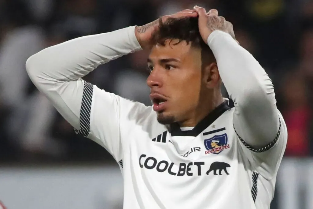Alan Saldivia con las manos en la cabeza con la camiseta de Colo-Colo.