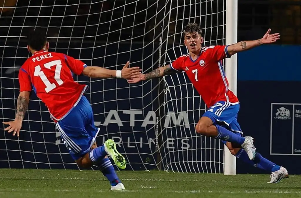 Gol de Maximiliano Guerrero, con la camiseta 7, ante México