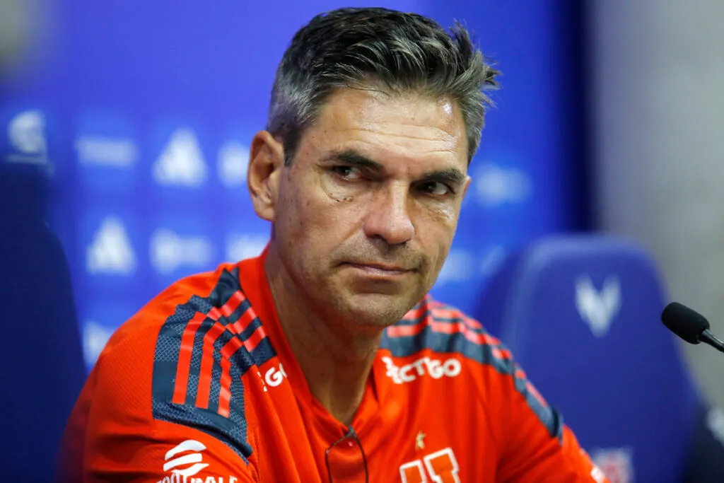 Mauricio Pellegrino en medio de una conferencia de prensa en su rol de técnico de la Universidad de Chile.