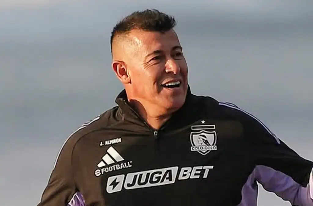Jorge Almirón estará al mando de Colo-Colo hasta 2026.