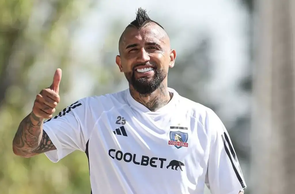 Arturo Vidal superó sus problemas musculares y se entrenó junto a sus compañeros de Colo-Colo.