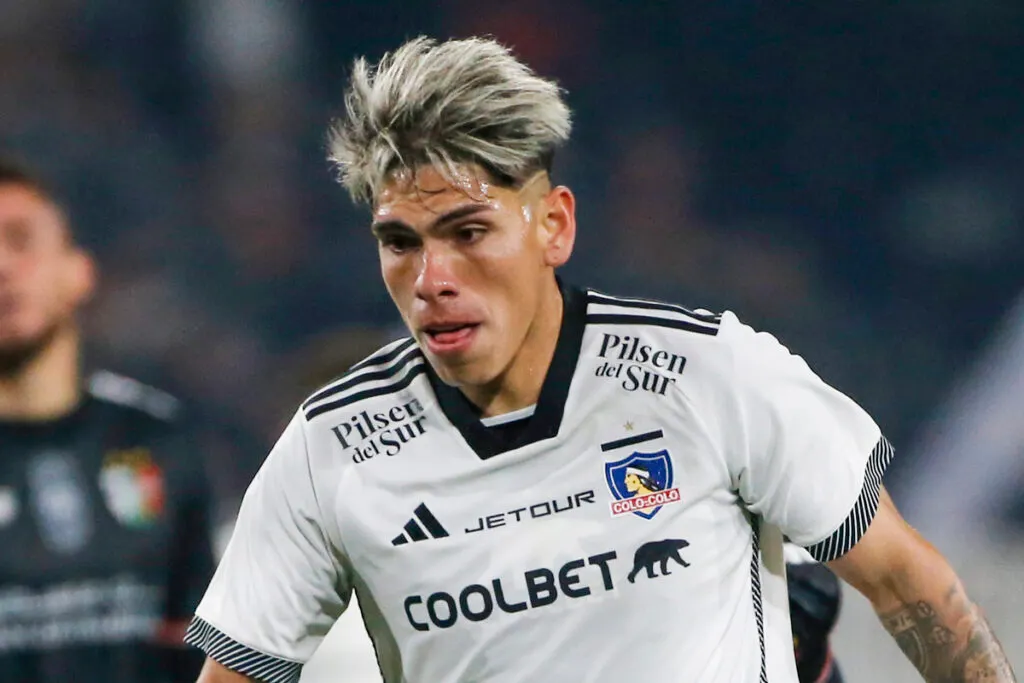 Primer plano de Carlos Palacios con la camiseta de Colo-Colo.