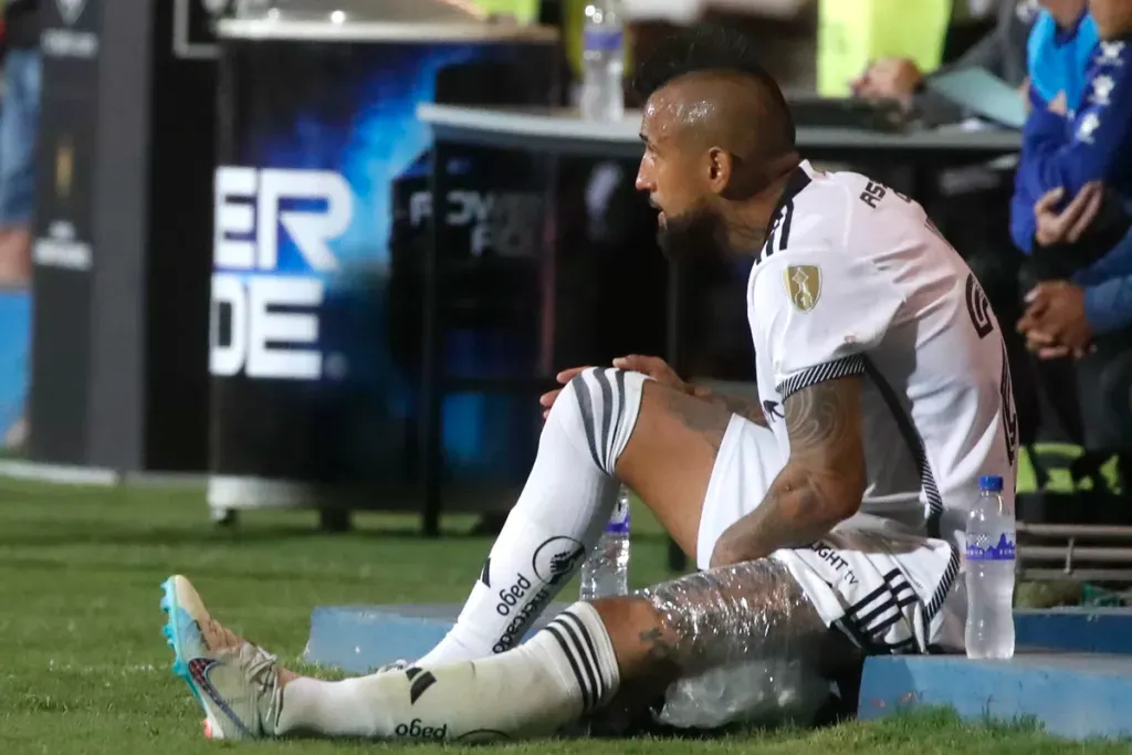 Arturo Vidal con un ventaje y hielo en su rodilla tras abandonar con molestias físicas en el triunfo 1-0 de Colo-Colo sobre Godoy Cruz por la fase 2 de Copa Libertadores en el Estadio Malvinas Argentinas de Mendoza.