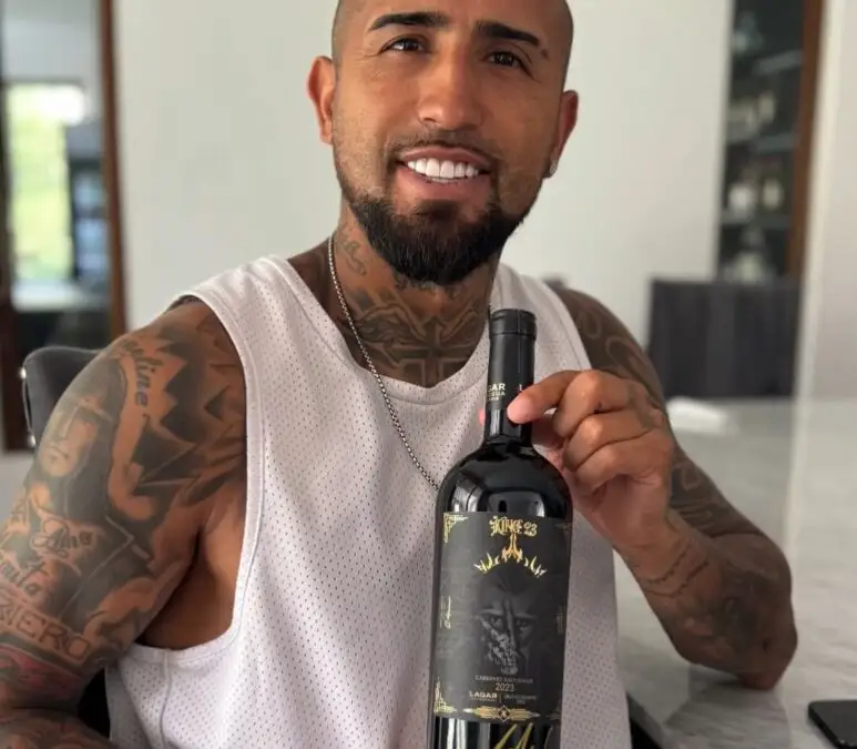Arturo Vidal regaló dos botellas de Colo-Colo a sus compañeros en Colo-Colo.