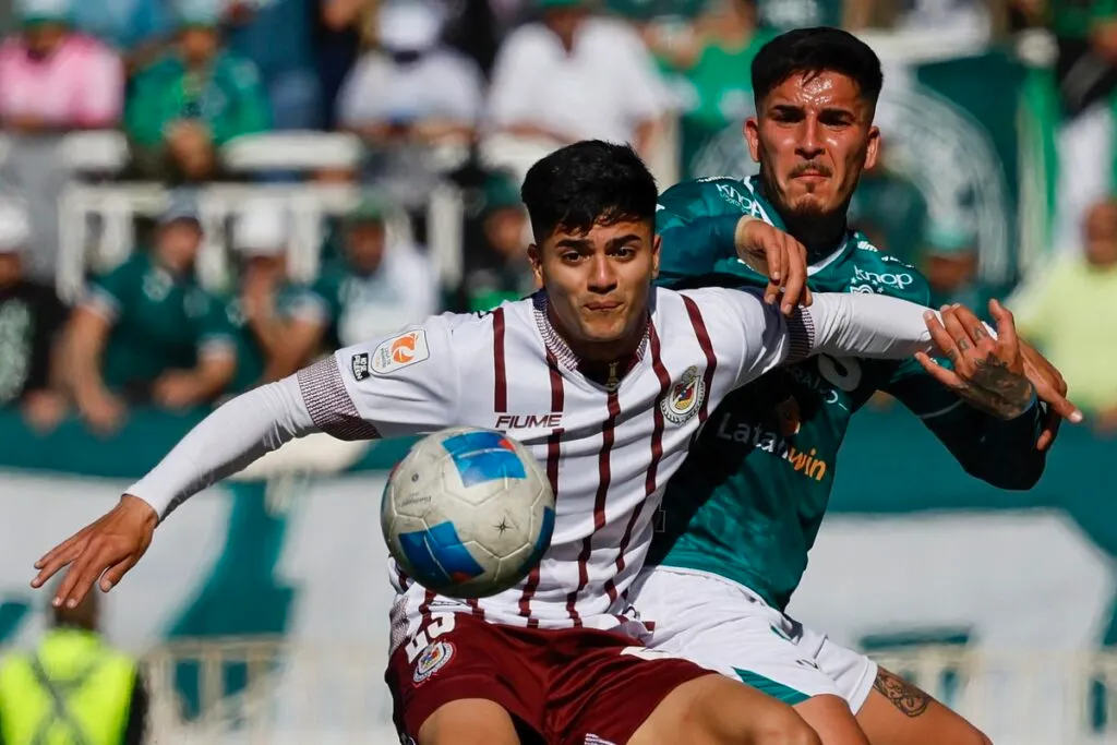 Jugadores de Deportes La Serena y Santiago Wanderers disputando un balón por Copa Chile.